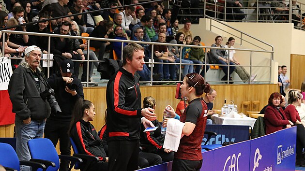 Hodonín antrenörü Jaroslav Mikeska yarı final sırasında Sakura Moriová'ya talimat veriyor...