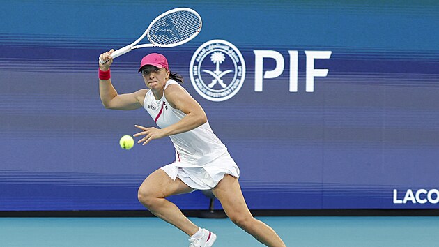 Polsk� tenistka Iga �wiatekov� dob�h� m��ek na turnaji v Miami.