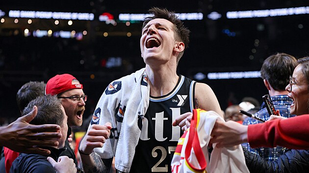 Vít Krej�í slaví výhru Atlanta Hawks nad Boston Celtics.