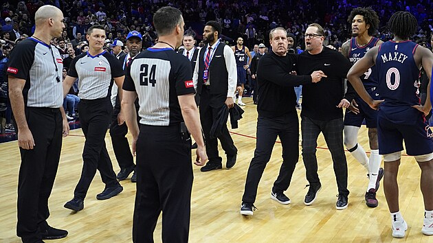 Trenér Philadelphia 76ers Nick Nurse spílá rozhodím po prohe s Los Angeles...