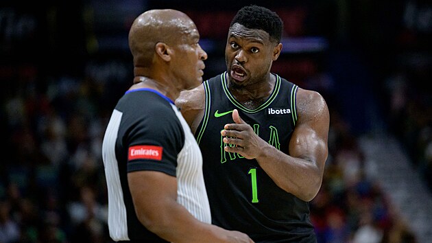 Zion Williamson z New Orleans Pelicans diskutuje s rozhodm Derrickem Collinsem.