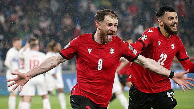 Budu Zivzivadze z Gruzie slaví trefu v bará�i o EURO proti Lucembursku.