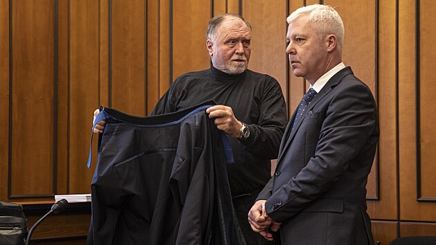 Soud projedn kauzu moravskoslezskho hejtmana Jana Krkoky (vpravo), kter je v souvislosti s uplcenm lka obalovan z asti na organizovan zloineck skupin. Na snmku s prvnkem Tomem Sokolem (vlevo). (21. bezna 2024)