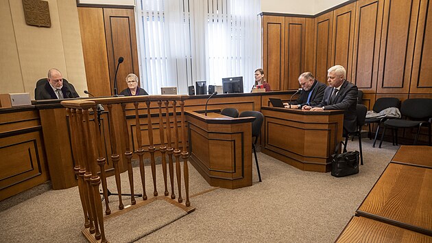 Soud projedn kauzu moravskoslezskho hejtmana Jana Krkoky (vpravo), kter je v souvislosti s uplcenm lka obalovan z asti na organizovan zloineck skupin. Na snmku s prvnkem Tomem Sokolem (vlevo). (21. bezna 2024)