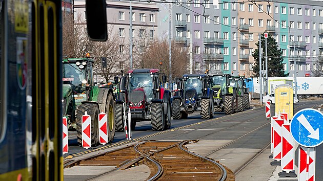 Protestujc zemdlci z jinho Plzeska vjeli se svoj technikou na vchodn pedmst Plzn a projeli centrem tvrti Slovany.