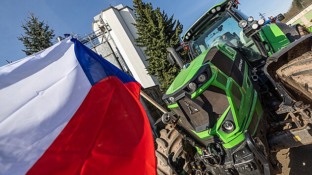 26 traktor s eskmi zemdlci dnes projelo centrem Trutnova a jelo na setkni do Polsk Lubawky. Dvodem je sneni dotac a neregulovanmu zbo z Ukrajiny. (20. bezna 2024)