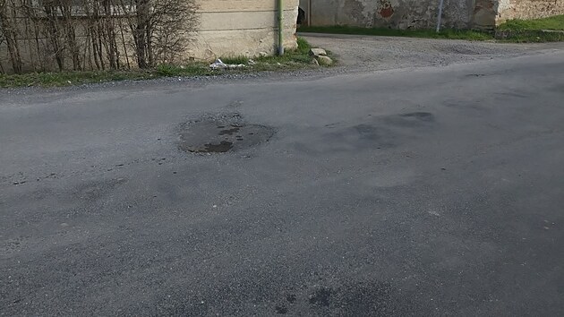 Test silni: oprava ponienho asfaltu v Hostkovicch.