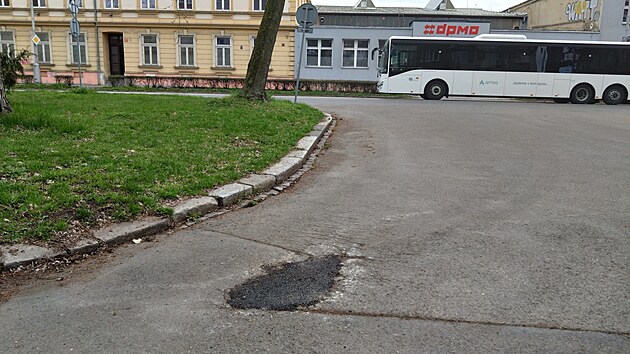 Test silni: oprava ponienho asfaltu v Olomouci na ulici Dobrovskho.
