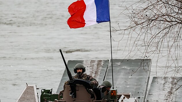 Francouzt vojci pi pesunu tank a obrnnch vozidel pes eku Vislu bhem...