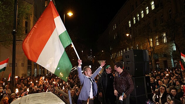 Pter Magyar bhem protestu v Budapeti poadujcho odstoupen hlavnho sttnho zstupce Petera Polta a premira Viktora Orbna (26. bezna 2024)