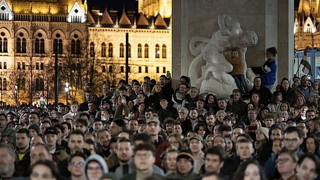 Lid bhem protestu v Budapeti poadujcho odstoupen hlavnho sttnho zstupce Petera Polta a premira Viktora Orbna (26. bezna 2024)