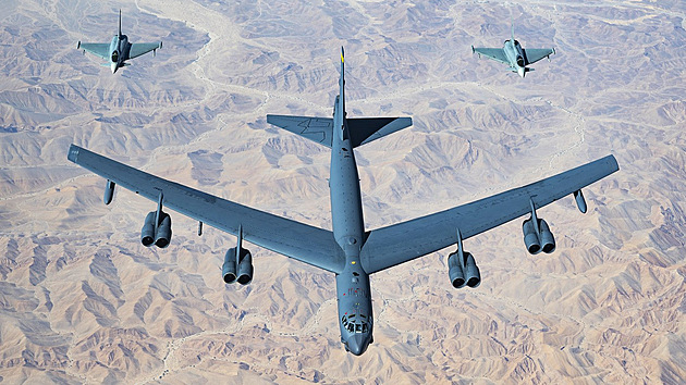 Dvojice letoun Eurofighter Typhoon v barvch Royal Air Force of Oman ve formaci s americkm bombardrem B-52H Stratofortress