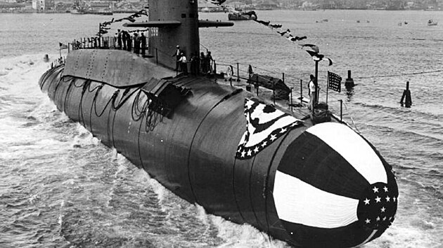 USS George Washington (SSBN-598) pi spoutn na vodu. Naroubovn sekce s raketami na prodlouen trup je zjevn.