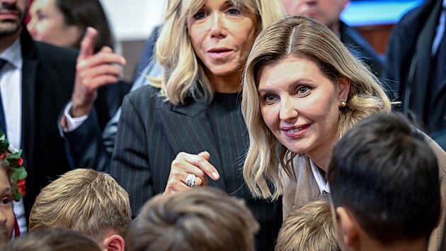 Brigitte Macronov� a Olena Zelensk� na setk�n� s ��ky jedn� z pa��sk�ch �kol, kterou nav�t�vuj� i d�ti z Ukrajiny.