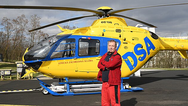 Pilot David Palika u vrtulníku letecké záchranky na základn v Ústí nad Labem.