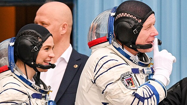 Rusk kosmonaut Oleg Novickij a jeho blorusk kolegyn Maryna Vasileusk ped odletem rakety Sojuz MS-25 na ISS (23. bezna 2024)