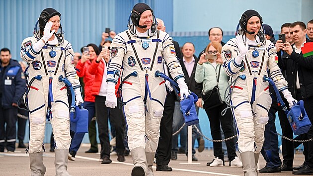 Amerianka Tracy C. Dysonov, Rus Oleg Novickij a Bloruska Maryna Vasileusk ped odletem rakety Sojuz MS-25 na ISS (23. bezna 2024)