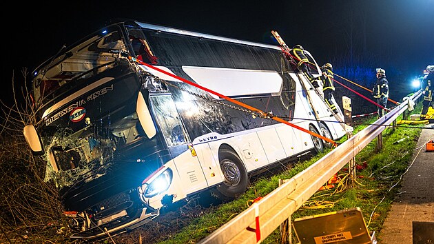 Na dálnici na západ Nmecka havaroval autobus se studenty, 21 z nich se...