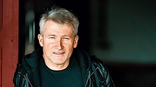 Marek O. V�cha. ��mskokatolick� kn�z, teolog, molekul�rn� biolog, bioetik, vysoko�kolsk� pedagog, spisovatel a skaut. Specializuje se na ot�zky evolu�n� biologie, l�ka�sk� a environment�ln� etiky. Je autorem v�ce ne� dvou des�tek knih, jako jsou nap��klad Modlitba argentinsk�ch noc�, L�ska tvo�� kr�su �i Nemoc� se stala pravda.