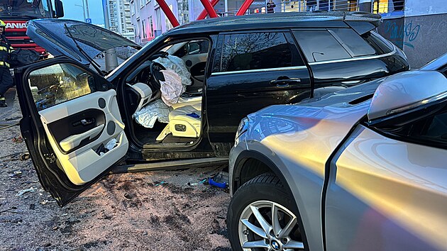 Prat hasii zasahuj v ulici Petrlkova u dopravn nehody t osobnch automobil. (24. bezna 2024)