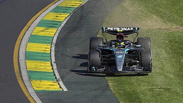 Lewis Hamilton vyjídí mimo tra pi Velké cen Austrálie.