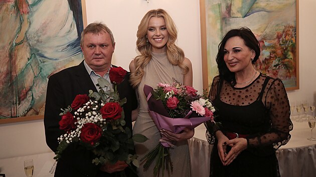 Miss World Krystyna Pyszkov s primtorkou rodnho Tince Vrou Palkovskou a svm otcem. (28. bezna 2024)