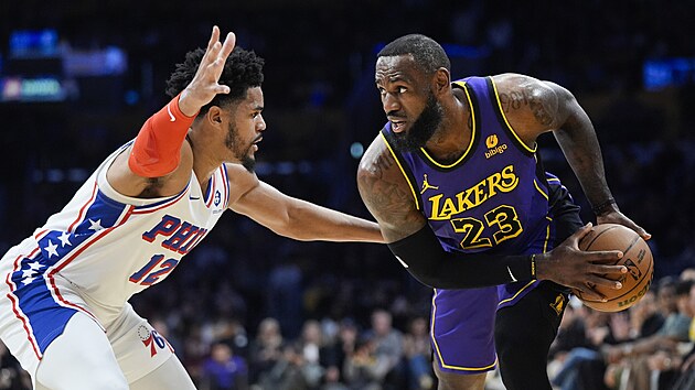 Tobias Harris (vlevo) z Philadelphie se sna brnit LeBrona Jamese z LA Lakers.