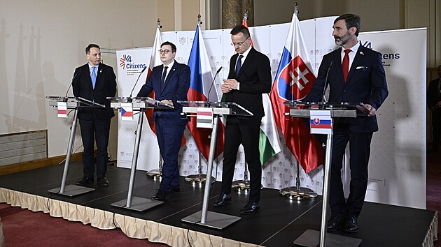 Ministi zahrani zem V4. Zleva Radosaw Sikorski (Polsko), Jan Lipavsk (esko), Pter Szijjrt (Maarsko) a Juraj Blanr (Slovensko) na tiskov konferenci po setkn v Praze.