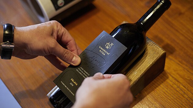 Rodinn� vina�stv� Pitra usiluje o p�idanou hodnotu. �Aby l�hev n�jak vypadala, byla p�kn� etiketa, aby vina�stv� bylo vid�t,� vyjmenov�v� Martin Pitra, co v�echno m� za �kol.
