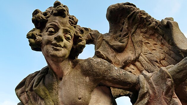 Andl Gloria je jednou z mla soch, kter vykazuje zbytky pvodn polychromie. Do hospitln zahrady se pesunula ve 40. leteh 19. stolet.