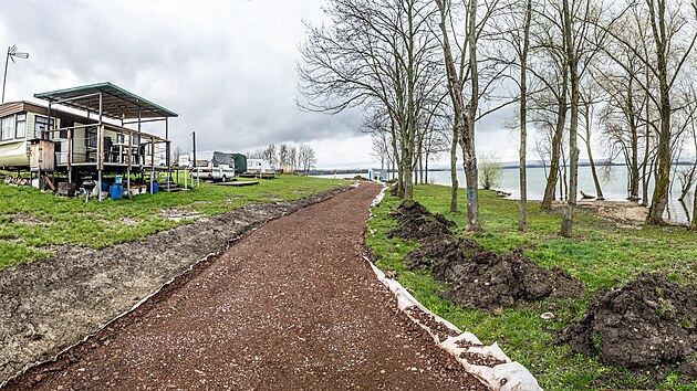 Stavba nov cyklostezky kolem pehrady Rozko u esk Skalice na Nchodsku. (25. 3. 2024)