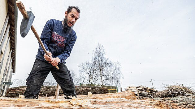 Archeolog Ale Panek pi vrob repliky studny. (21. bezna 2024)