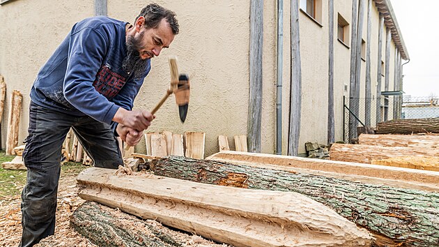 Archeolog Ale Panek pi vrob repliky studny. (21. bezna 2024)