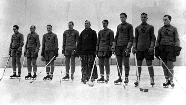 Wolfgang Dorasil (tetí zprava) v dresu národního týmu. (1933)