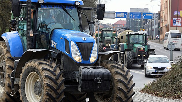 Protestujc zemdlci z Chebska zamili v traktorech do centra Chebu, kterm pomalu projeli. Dopravn kolaps ale nenastal.