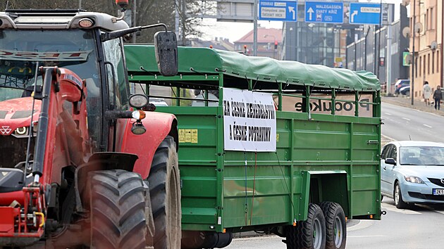 Protestuj�c� zem�d�lci z Chebska zam��ili v traktorech do centra Chebu, kter�m pomalu projeli. Dopravn� kolaps ale nenastal.