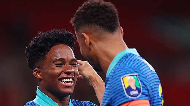 Sedmnctilet brazilsk talent Endrick se smje na kapitna Danila, prv...