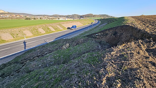 Utren svah u nov silnice kolem ebna na Brnnsku. (19. 3. 2024)