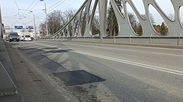 Na Dlouhm most v Budjovicch byly po zim velk dry. Silnii tam i pes zimu udlali provizorn opravy a v beznu zalepili vechny velk vmoly. I tady je ale kompletn oprava nevyhnuteln.