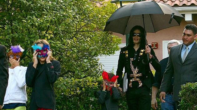 Dti Michaela Jacksona se na veejnosti pohybovali jen v maskch.