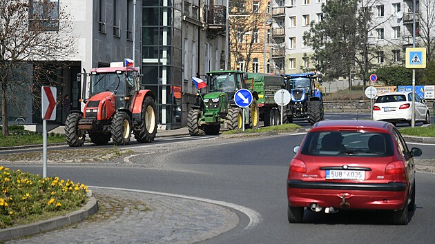 Zem�d�lci p�i protestu projeli Litom��icemi a p�ed v�stavi�t�m Zahrada �ech...