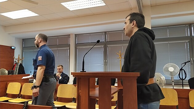 U krajskho soudu v st nad Labem zaalo projednvn pokusu o vradu, ke ktermu dolo v jednom z panelovch dom v Litvnov v srpnu 2023.