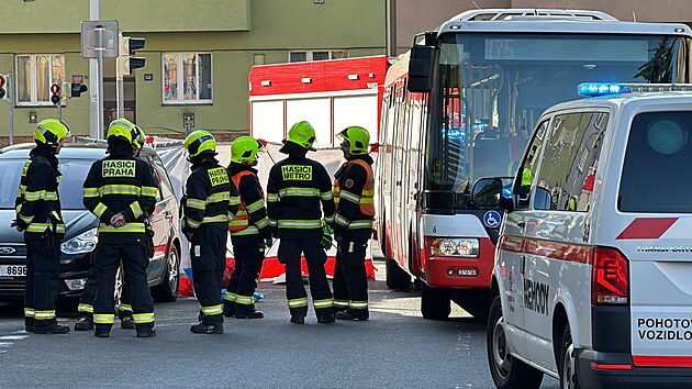 V prask ulici Pod Rapidem srazil autobus enu. Utrpla vn porann dolnch konetin, beder i pnve. (26. bezna 2024)