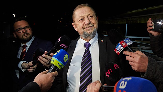 B�val� p�edseda Nejvy���ho soudu �i ministr spravedlnosti �tefan Harabin p�i p��chodu do volebn�ho �t�bu b�hem prvn�ho kola p��m� volby nov�ho slovensk�ho prezidenta (24. b�ezna 2024)