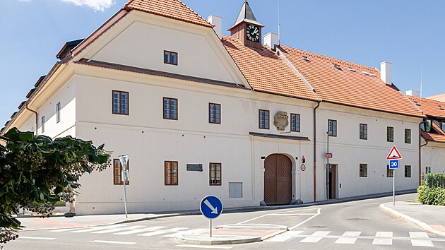 Jinonick dvr po rekonstrukci  erb rodu Schwarzenberg vis nad vstupem dodnes.