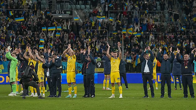 Ukrajintí fotbalisté se radují z výhry nad Islandem a z postupu na Euro.