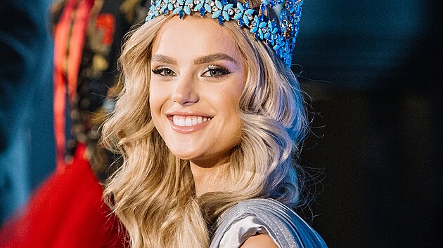 Modelka Krystyna Pyszkov na tiskov konferenci po vtzstv na Miss World...