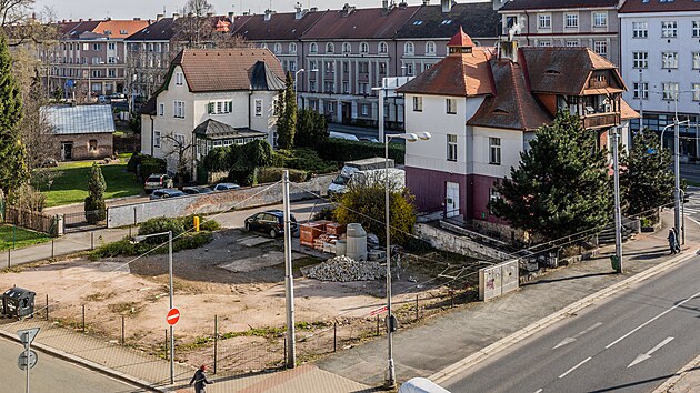 Na przdn parcele vedle vily Anika v Hradci Krlov investor plnuje estipodlan rezidenci s byty. (19. bezna 2023)
