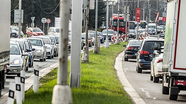 U Fakultn nemocnice v Hradci Krlov zaala oprava kiovatky Mileta. (21. bezna 2024)