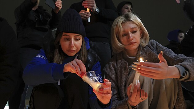 Lid v Simferopolu na Krymu zapaluj svky pozd veer v den teroristickho toku v koncertn hale v Moskv. (22. bezna 2024)